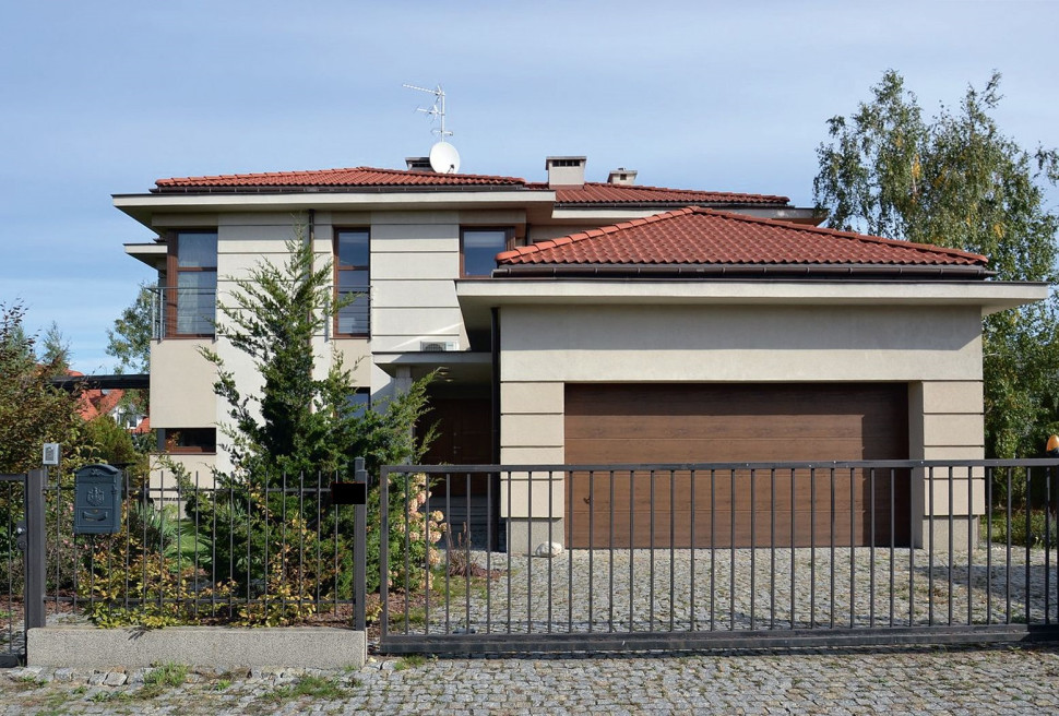 Dom na strzeżonym osiedlu