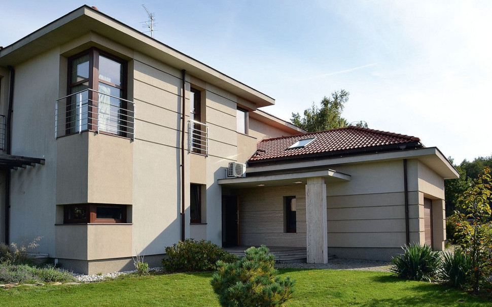 Ściany ozdobione pionowymi, poziomymi i narożnymi oknami oraz podziałami na elewacjach