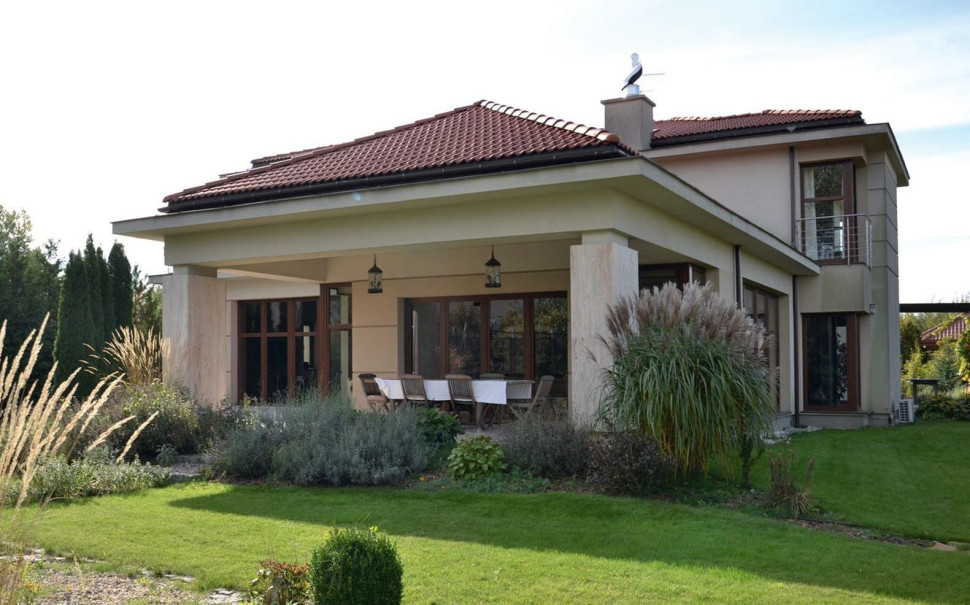 Jednokondygnacyjny salon z zadaszonym tarasem