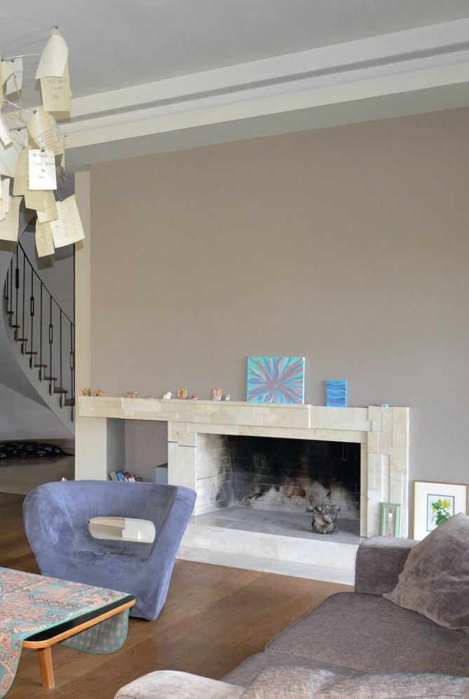 Otwarty kominek z paleniskiem wyłożonym cegłą szamotową