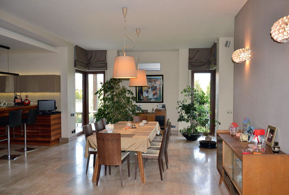 Narożne okna wpuszczają do jadalni światło i umożliwiają wyjście na taras