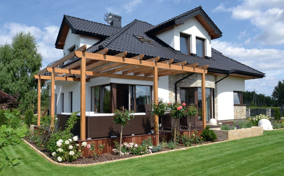 Narożne okna z nadprożami w tradycyjnym prostym kształcie