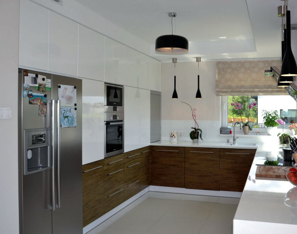 Kuchnia jest duża (14 m2) i ma narożne okno