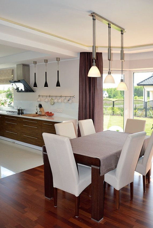 Jadalnia, urządzona w przeszklonym wykuszu, przylega do kuchni