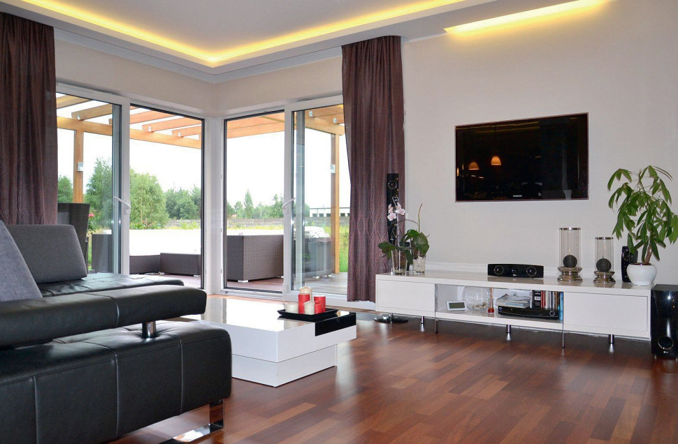 Dwa duże okna tarasowe w salonie