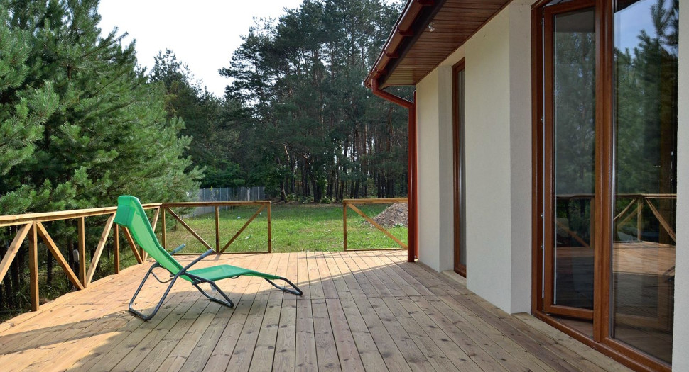 Konstrukcję i podłogę tarasu wykonano z drewna sosnowego, przywiezionego ze Szwecji