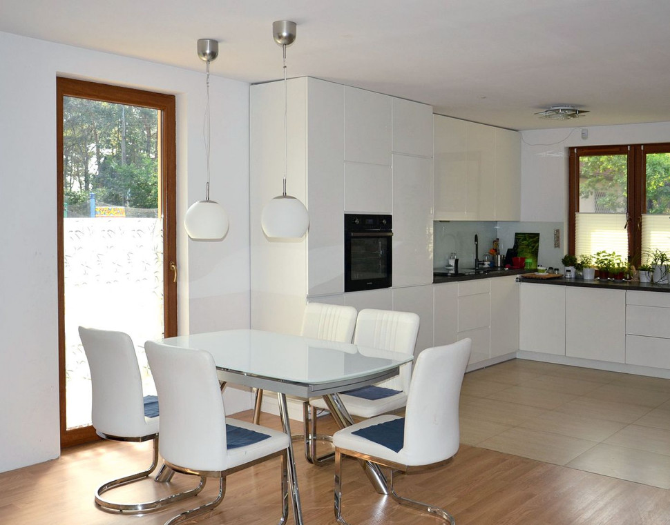 Kuchnia i stół jadalniany