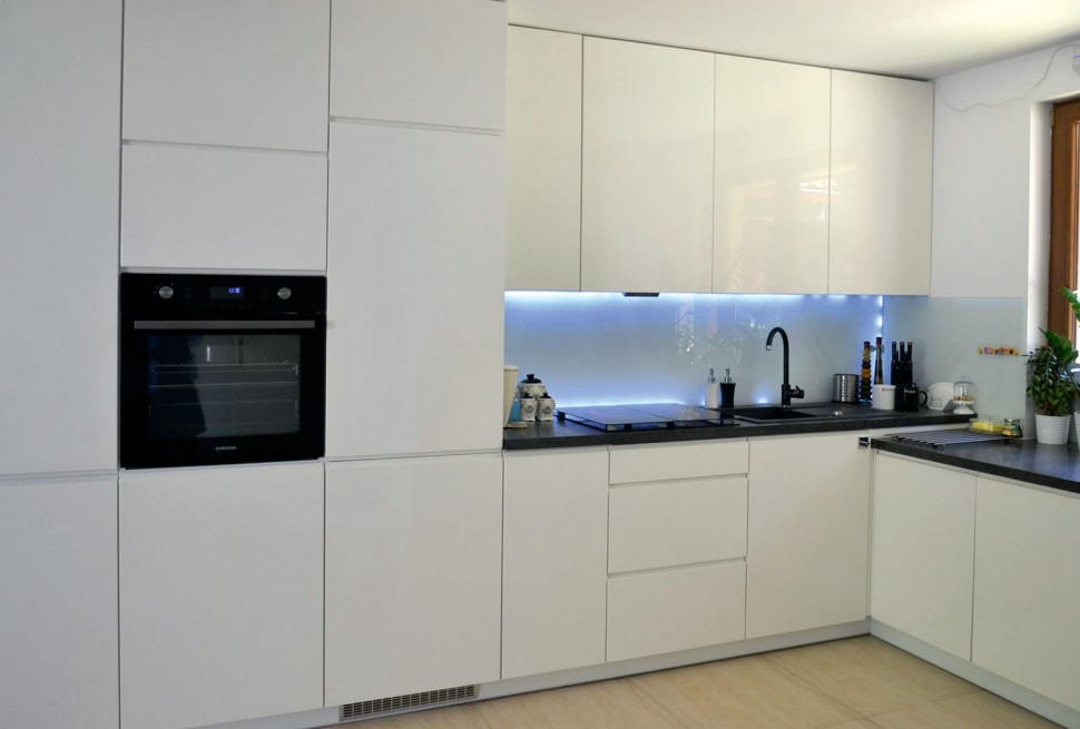 Kuchnię wypełnia pojemna zabudowa z płyt MDF, polakierowanych na kolor ecru