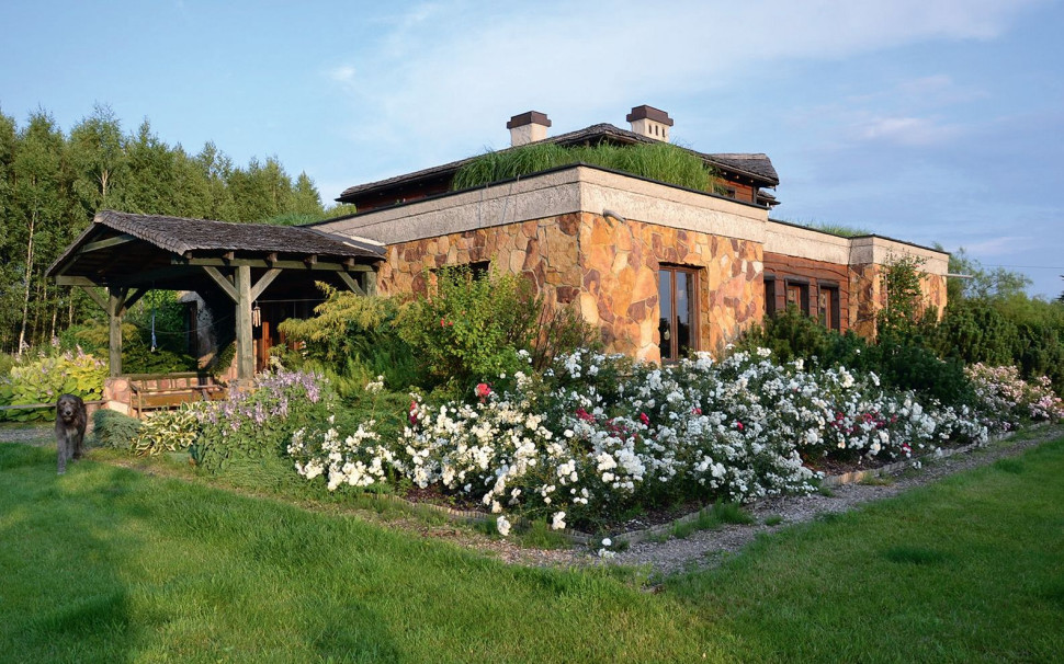 Elewacje w obrębie parteru tworzą oblicówka z żółtego piaskowca o gr. 7-10 cm, którą ułożono na dziko, oraz oblicówka z nieobrzynanych desek olchowych o szer. ok. 20 cm i gr. 38 mm