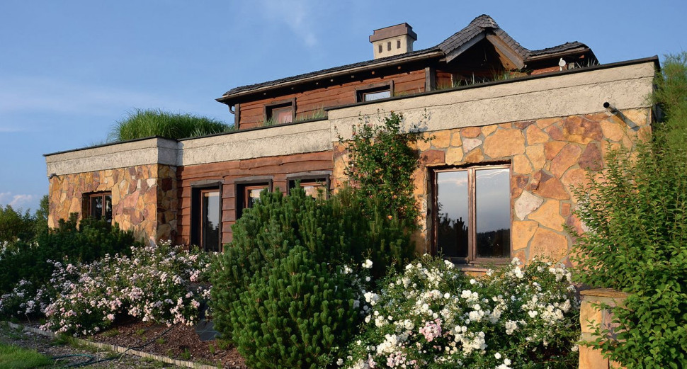 Budynek wyposażono w okna z drewnianymi ramami i dwoma szybami z przestrzenią międzyszybową, wypełnioną argonem