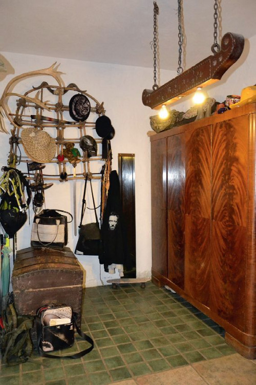 Sień za wiatrołapem ma dużą i wygodą przestrzeń urządzoną w stylu rustykalnym