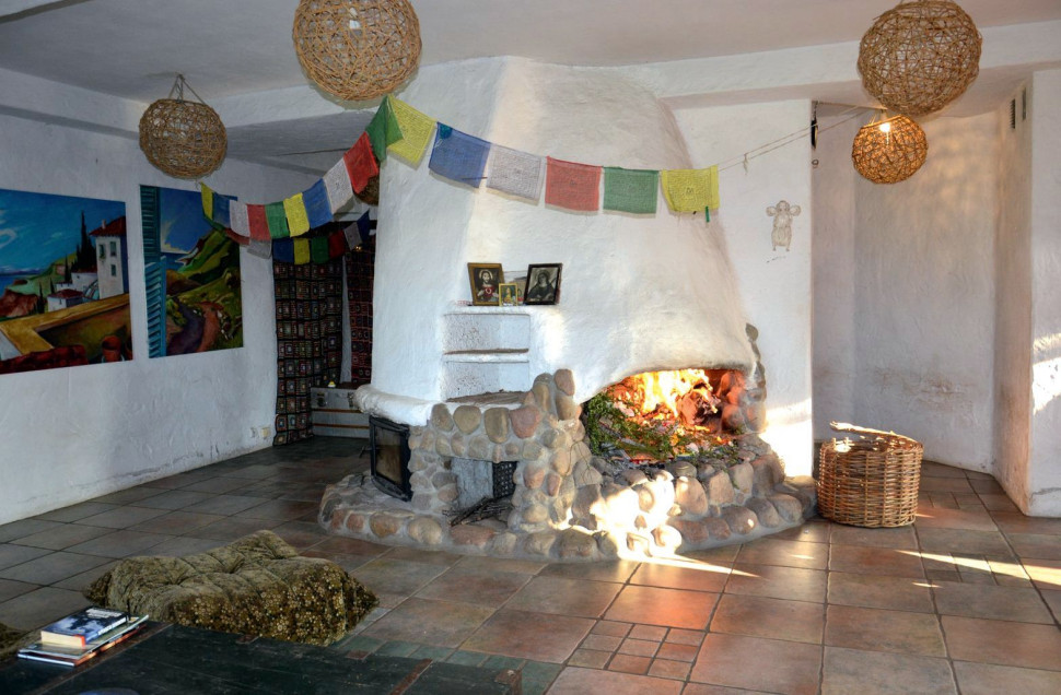 Centrum salonu zajmuje ogromny piec kominkowy