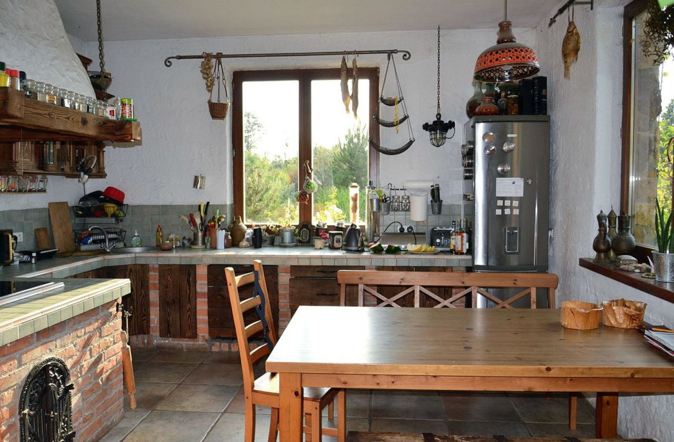 Kuchnia, skierowana na zachód, ma ładny widok na ogród