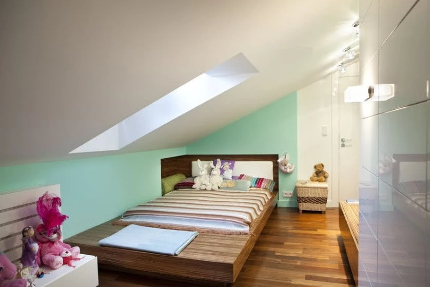 Kinkiety na ścianach w sypialni na poddaszu