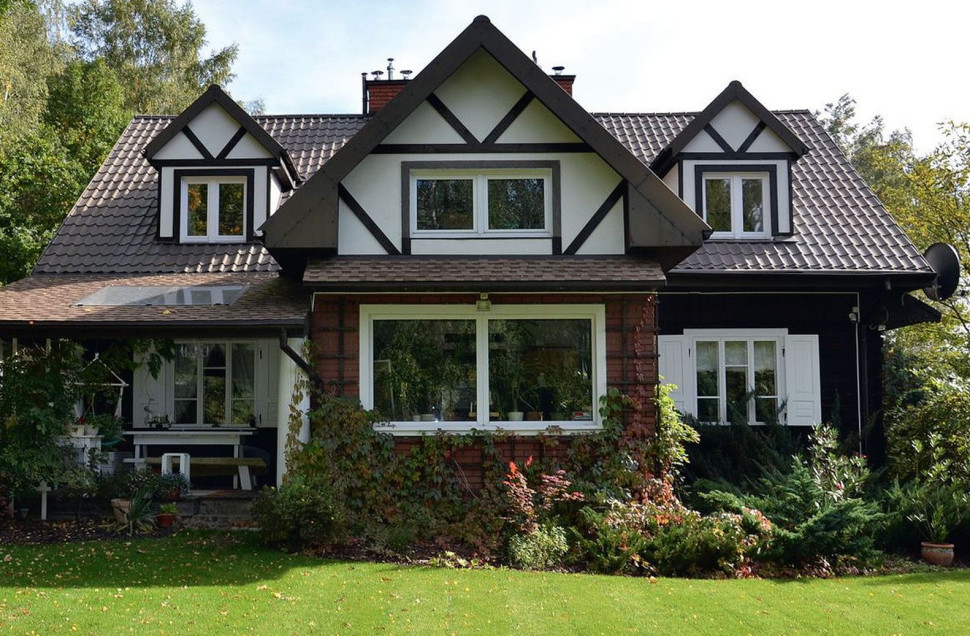 Z tyłu domu znajduje się dobudowana z cegły klinkierowej obszerna weranda, z której można wyjść na zadaszony taras