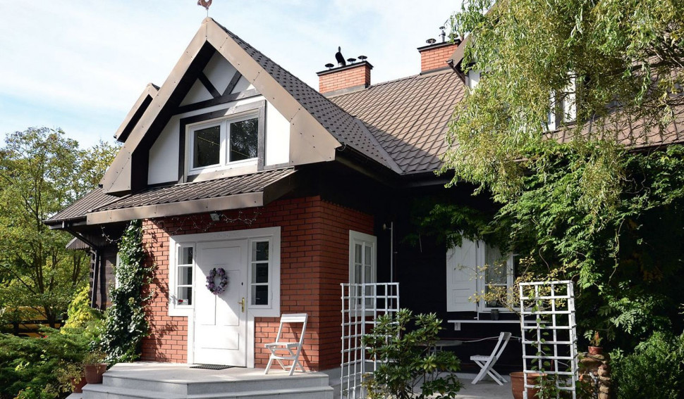 Ganek na froncie domu wzniesiono z cegły klinkierowej