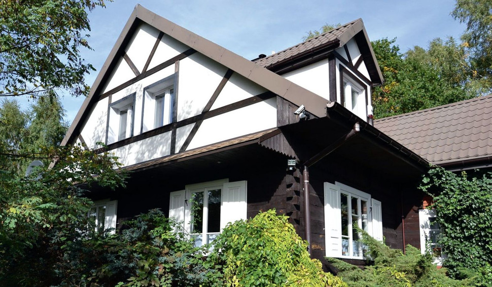 W obrębie parteru budynek ma elewację ze starych bali oraz oryginalne drzwi i okna z okiennicami