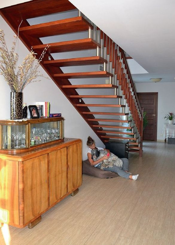 Jednobiegowa klatka schodowa, wykonana z drewna merbau i stali nierdzewnej