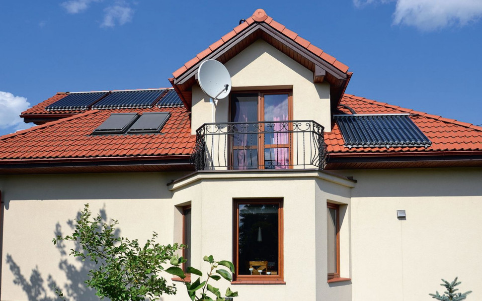 Wykusz, balkon przy lukarnie, na dachu kolektory słoneczne