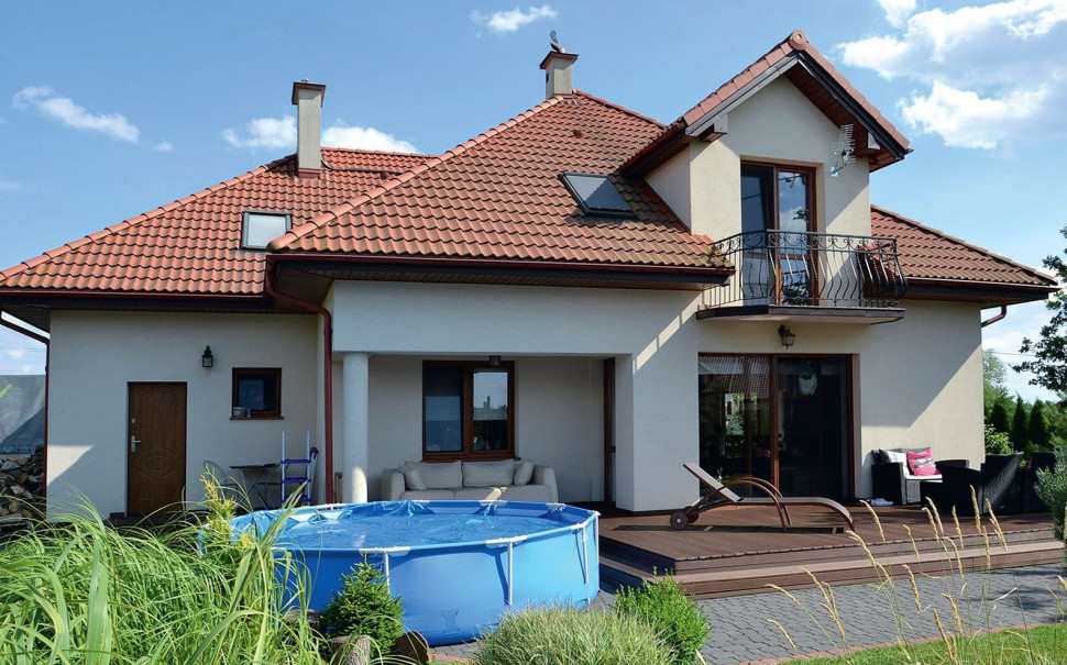 Wzdłuż całej tylnej ściany budynku rozciąga się taras o powierzchni 56 m2