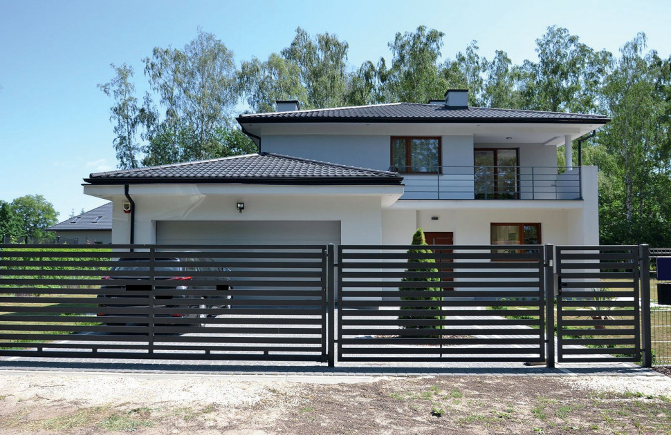 Dom z dużą strefą dzienną i pełnym piętrem