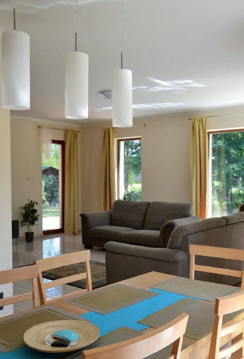 Strefa dzienna otoczona dużymi oknami