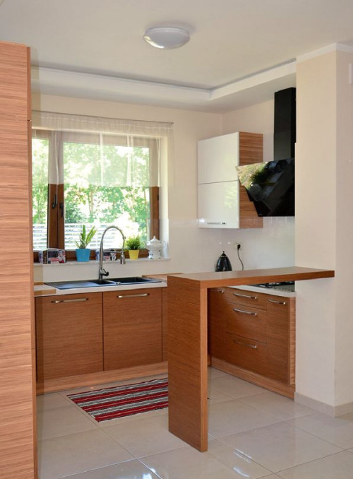 Kuchnia ma okno skierowane na wjazd oraz zabudowę w kształcie litery U