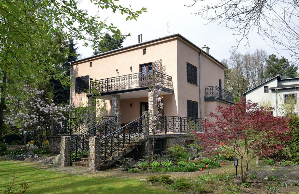 Podmiejska willa z balkonami i zdobionymi balustradami