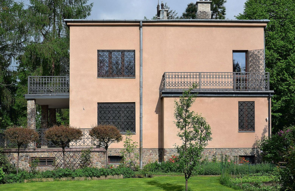 Na poziomie piętra, przy sypialniach, dom ma 2 balkony