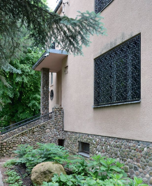 Front domu z głównym wejściem