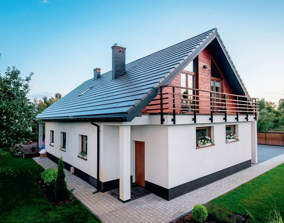 Ciemny dach kontrastuje z białym tynkiem na elewacjach