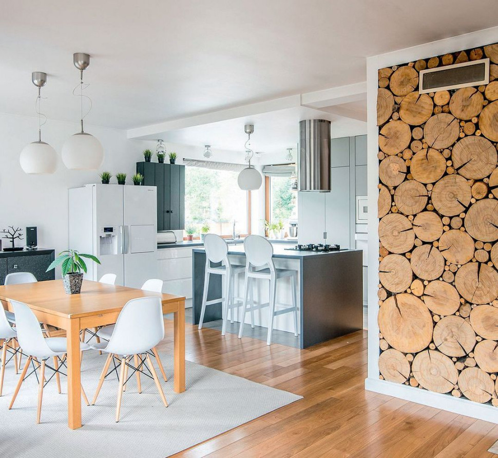 Połączona przestrzeń dzienna ma kształt litery L i jest zwarta