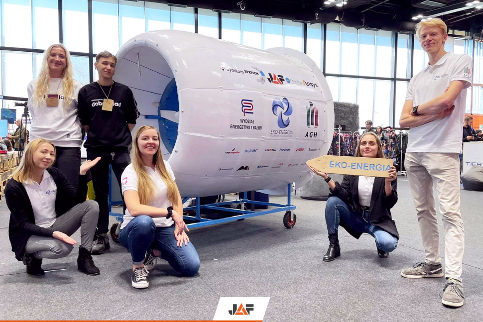 Koło naukowe Eko-Energia obok turbiny Windy