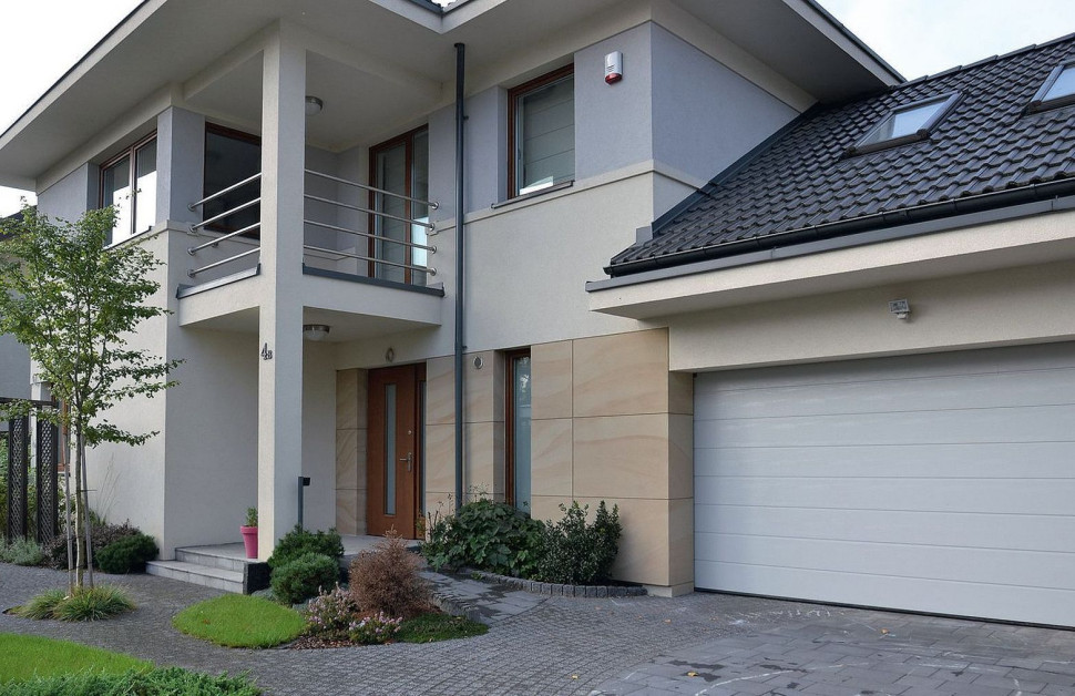 Drzwi wejściowe i brama garażowa w bliźniaku