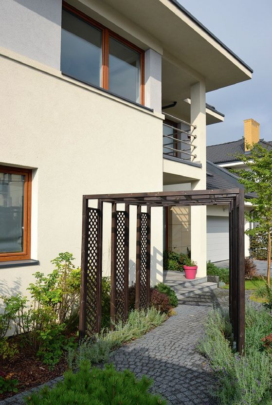 Alejka prowadząca do wejścia do domu