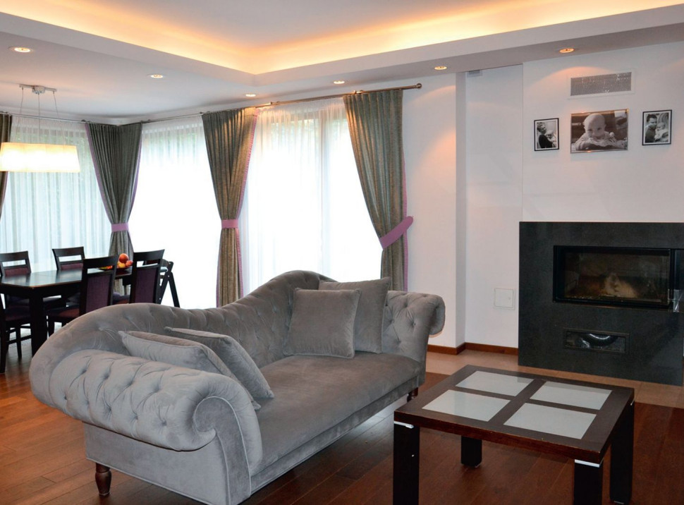 Kominek stoi przy zewnętrznej, tylnej ścianie