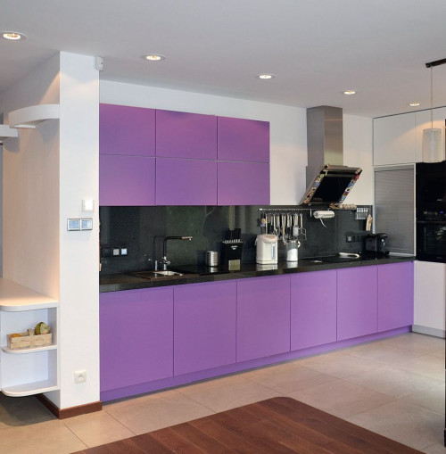 Kuchnia: Zabudowa z płyt MDF lakierowanych na mat i połysk ma kształt litery L