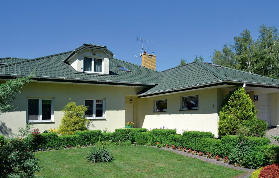 Dom stoi na dość wąskiej działce (o szer. 25 m)