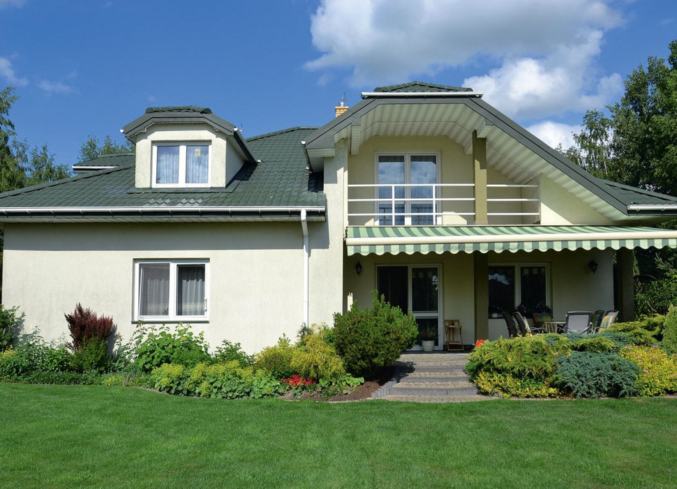 Tył domu: widok na ogród i taras