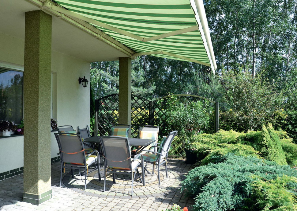 Taras zadaszony markizą