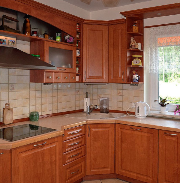 Zabudowa kuchenna w kształcie litery U z długimi blatami (laminowanymi)