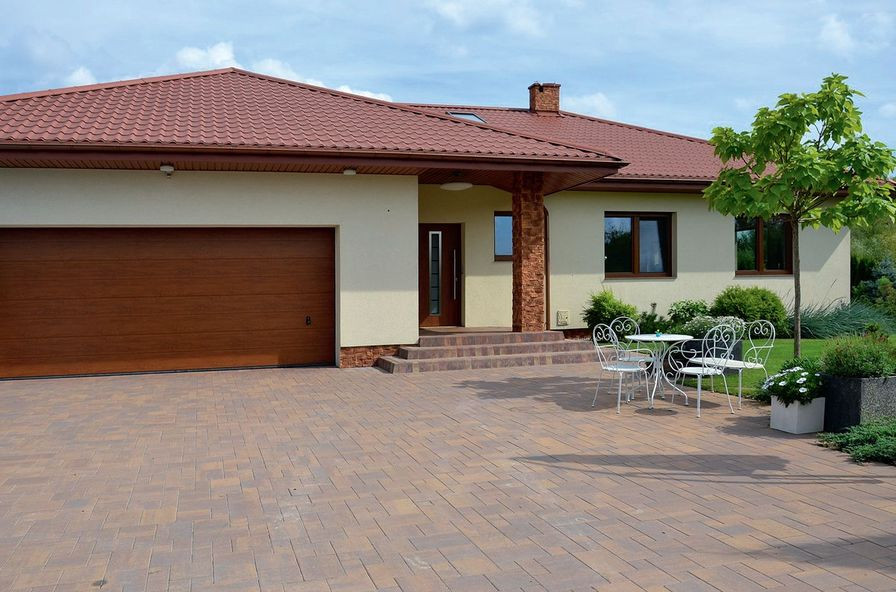 Niski parterowy dom ma tradycyjną bryłę i kolorystykę