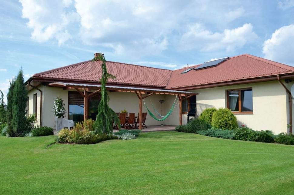 Taras ma wymiary 11 x 5 m oraz posadzkę z betonowej kostki