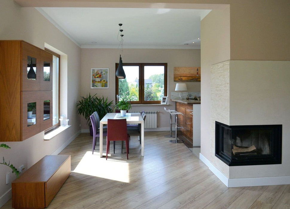 Strefa dzienna z kominkiem (wkład kominkowy o mocy 14 kW) z narożną, podnoszoną szybą