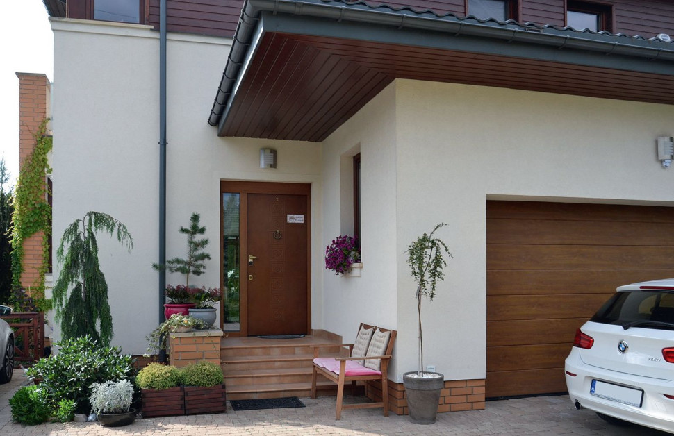 Bliźniak stoi na kameralnym ogrodzonym osiedlu