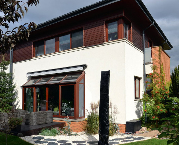 Tył domu z tarasem skierowany jest na południowy zachód