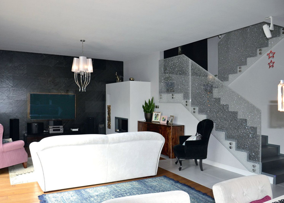 Salon i schody z dekoracyjną balustradą