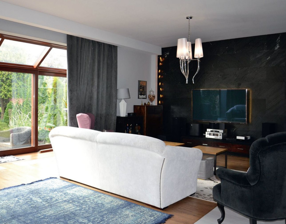 Ściana w salonie ozdobiona płytami łupka w czarnym kolorze z białymi wtrąceniami