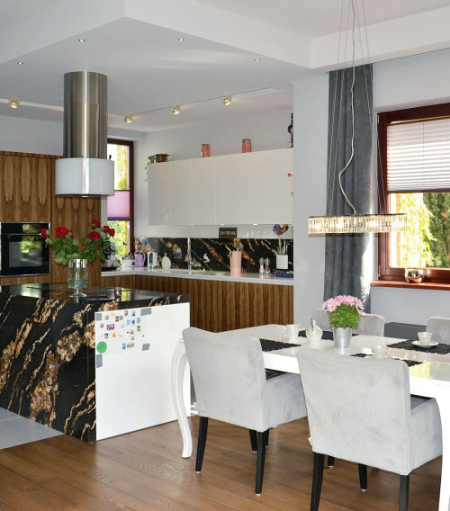 Kuchnia i jadalnia stanowią integralną część połączonej przestrzeni dziennej