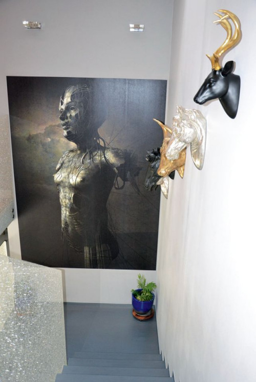 Betonowe dwubiegowe schody ze spocznikiem właściciele wykończyli spiekiem kwarcowym (o gr. 7 mm)